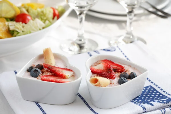 Yogurt con frutta fresca — Foto Stock