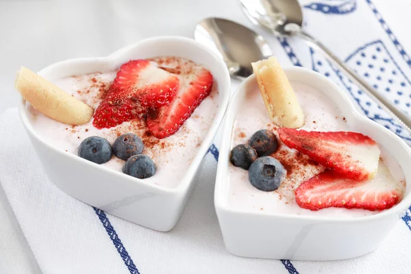 Joghurt mit frischen Früchten — Stockfoto