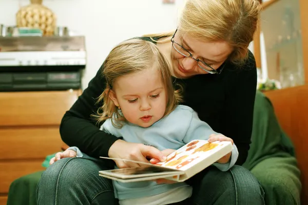 Czytanie z mamą — Zdjęcie stockowe