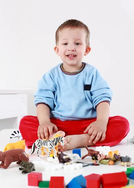 Mooie jongen met blokken spelen — Stockfoto