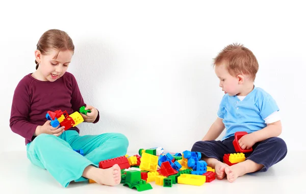 Bloklar ile oynarken sevimli çocuklar — Stok fotoğraf