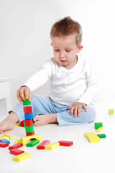 Mooie jongen met blokken spelen — Stockfoto