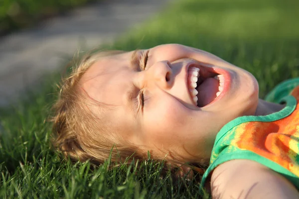 행복 한 여자는 잔디에 편안한 — 스톡 사진