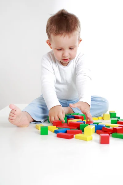 Любимый мальчик, играющий с блоками — стоковое фото