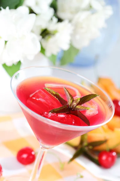 Refreshing summer cocktail — Stock Photo, Image
