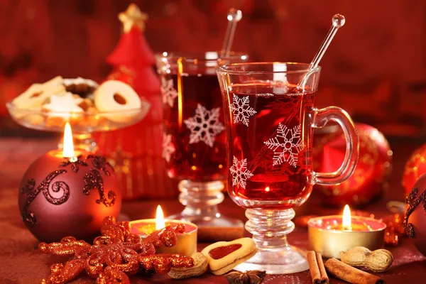 Горячие напитки на зиму и Рождество — стоковое фото