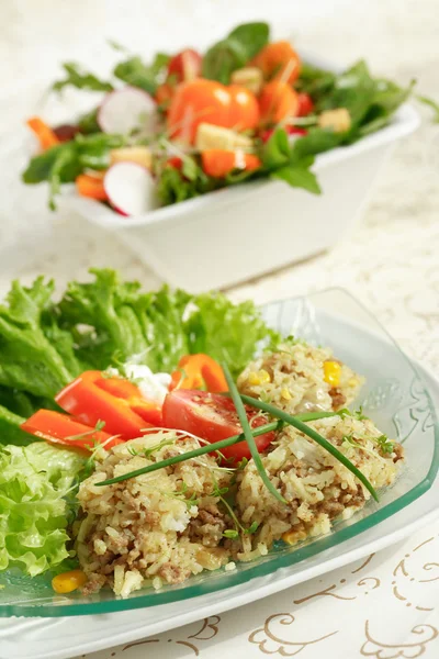 Hälsosam mat - ris och grönsaker sallader — Stockfoto