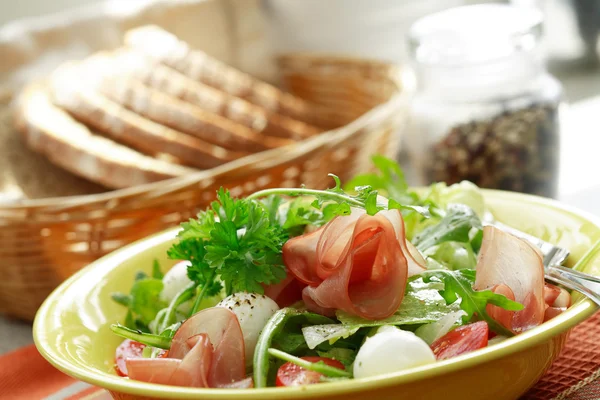 Egészséges saláta, sonka és sajt — Stock Fotó
