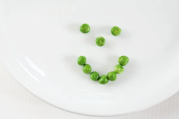 Zielonych warzyw na białym talerzu — Zdjęcie stockowe