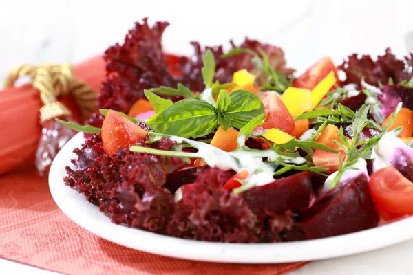 Plantaardige salade met rode biet — Stockfoto
