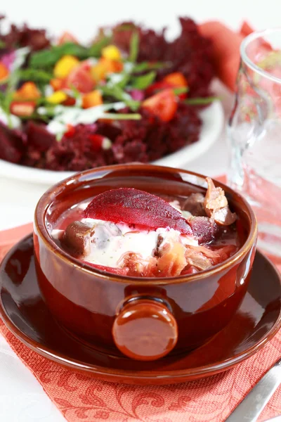 Röd kålsoppa med rödbetor (Borsjtj) — Stockfoto