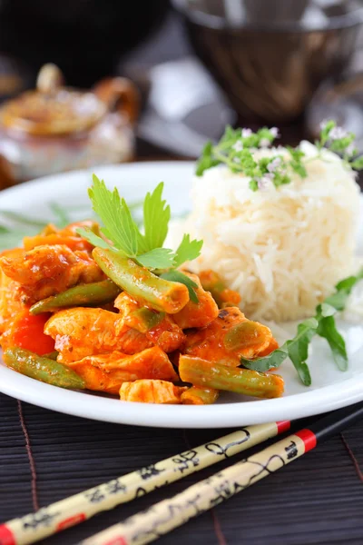 Rayas de pollo al curry rojo con arroz — Foto de Stock