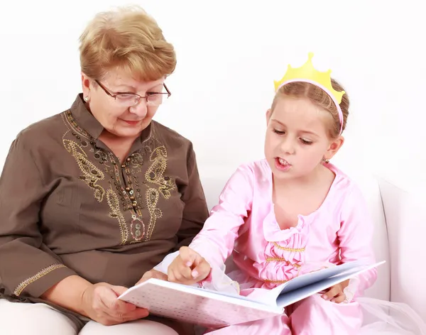 Чтение с бабушкой — стоковое фото