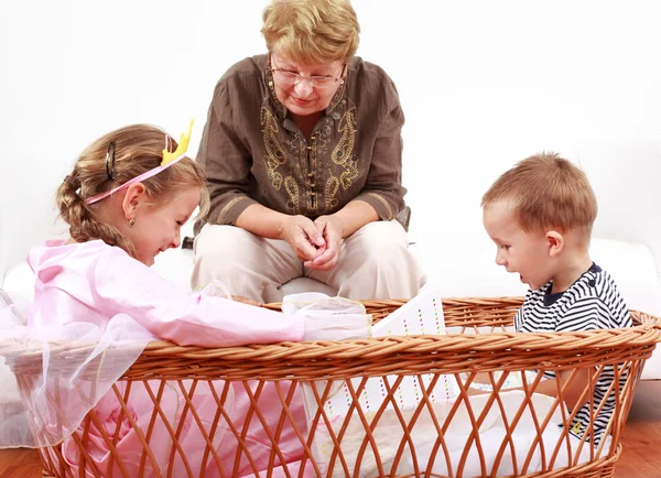 Bambini felici con la nonna — Foto Stock