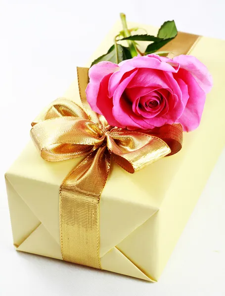 Present box and rose — Stock Photo, Image
