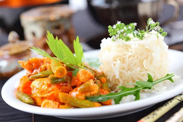 Rayas de pollo al curry rojo con arroz — Foto de Stock