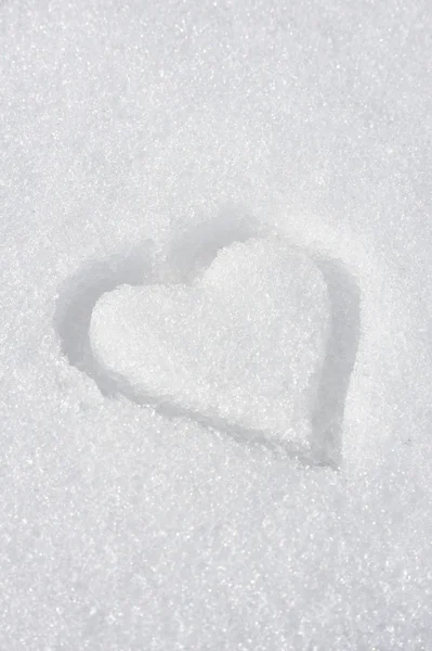 Herz auf dem Schnee — Stockfoto