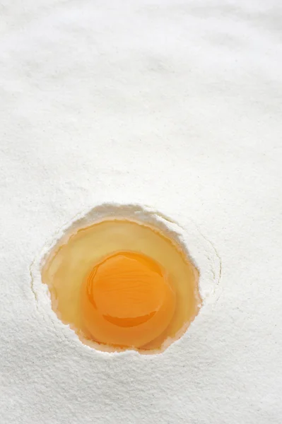 Mjöl och ägg redo för blandning — Stockfoto