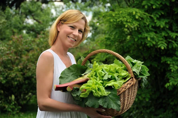 Jovem mulher segurando vegetal — Fotografia de Stock