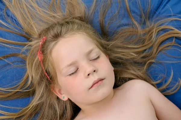 Little girl sunbathing — Stock Photo, Image