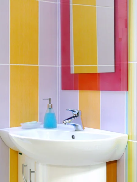 Wnętrze łazienki - umywalka — Zdjęcie stockowe