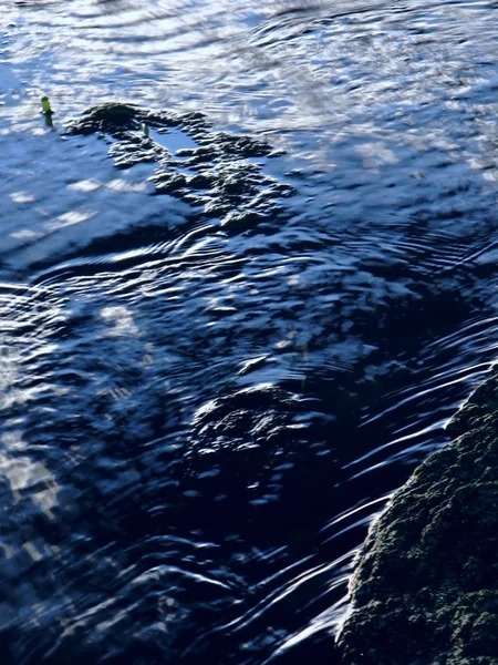 Blauer Bach mit Wellen — Stockfoto