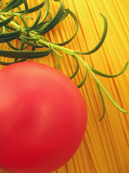 Spaghetti, pomidor i rozmaryn - szczegóły — Zdjęcie stockowe