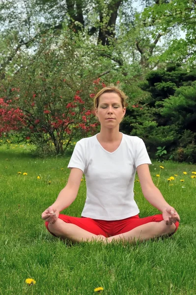 Mujer joven haciendo yoga - meditación —  Fotos de Stock