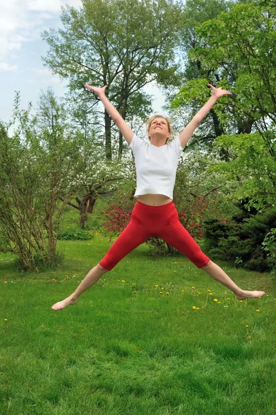 Молодая женщина практикует - прыгать — стоковое фото