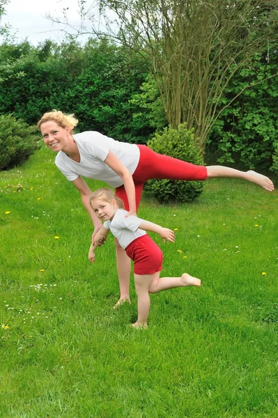 Mãe e filha - treinamento — Fotografia de Stock