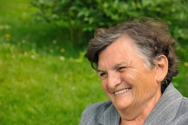 Starszy kobieta uśmiechając się — Zdjęcie stockowe