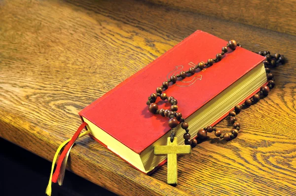 Libro de himnos y rosario de madera — Foto de Stock