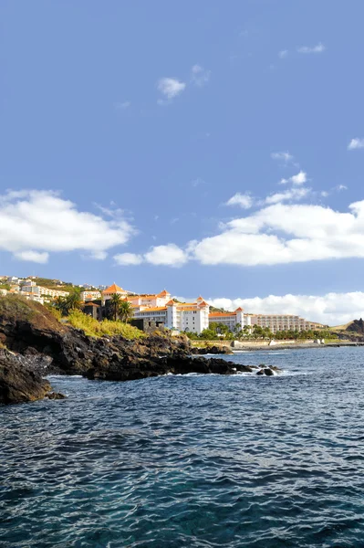 Resort by a rocky beach in Canico de Baixo, hotel Oasis Atlantic, Madeira. — Stock Photo, Image