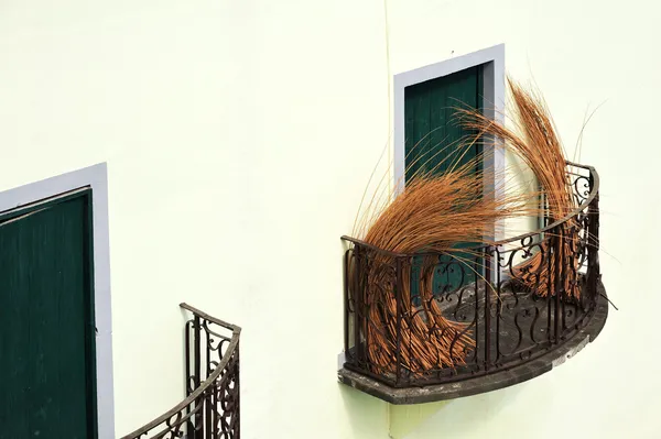 Balkon aan oud huis in madeira met pakket van rieten — Stockfoto