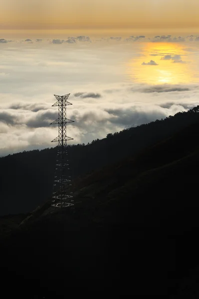 电力塔结束在日落、 lomba das 托雷斯、 马德拉岛谷, — 图库照片