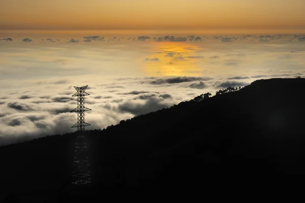 Electricity pylon over valley at sunset, Lomba das Torres, Madeira island, — Stock Photo, Image