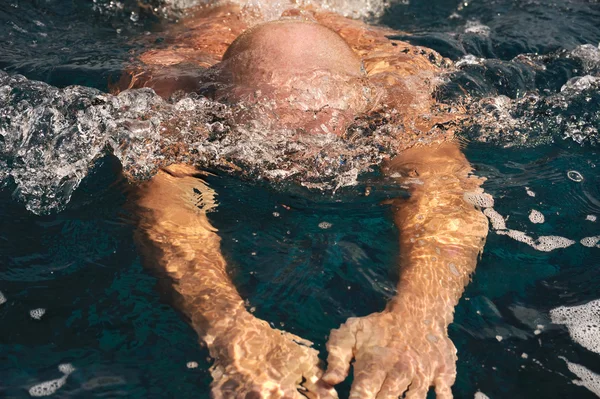 Detail vom Schwimmen des jungen Mannes — Stockfoto
