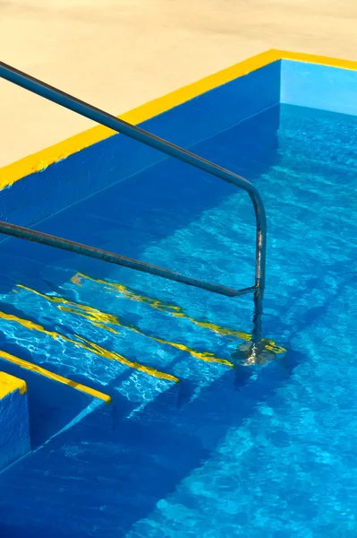 Stappen in een zwembad - detail — Stockfoto