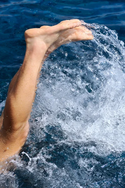 Jeune homme sautant dans l'eau — Photo