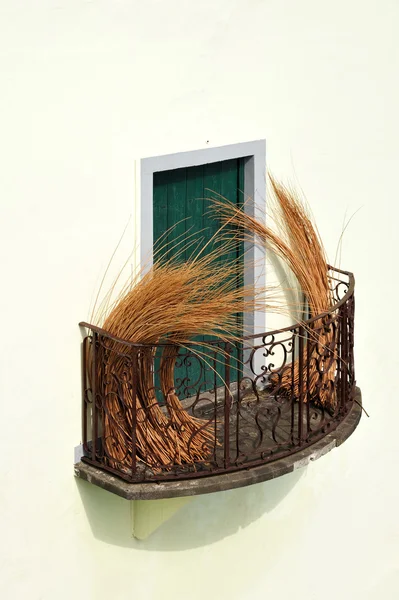 Varanda na antiga casa da Madeira com pacote de vime — Fotografia de Stock