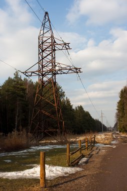 Elektrik ana hat ile ahşap çit