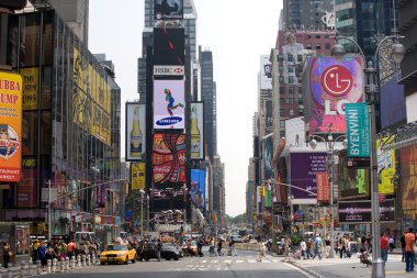 Kalabalıklar tarafından New York Times Square'de yürümek