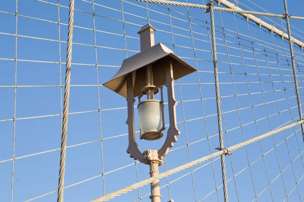 Lamp on Brooklyn Bridge in New York City — Stock Photo, Image