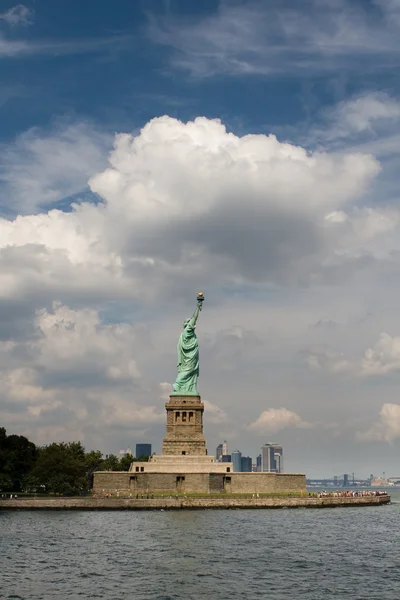 Estátua da liberdade na cidade de Nova York — Fotografia de Stock