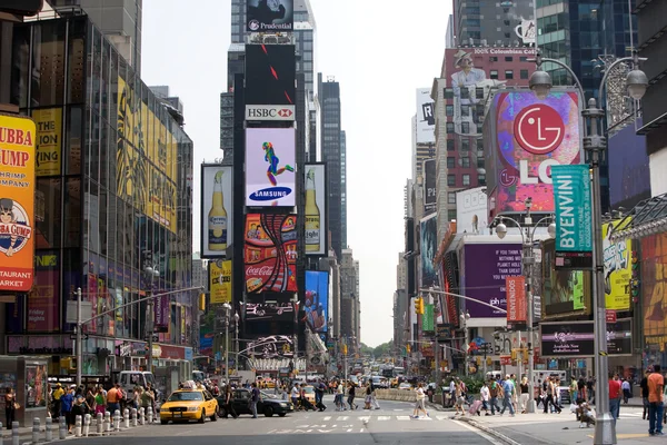 Kalabalıklar tarafından New York Times Square'de yürümek — Stok fotoğraf