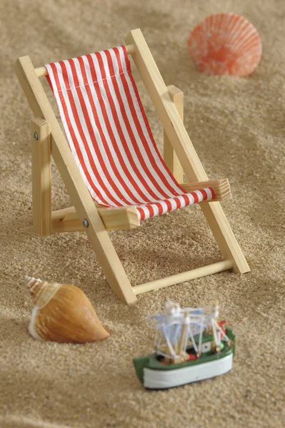 Strandstoel op zonnige strand — Stockfoto