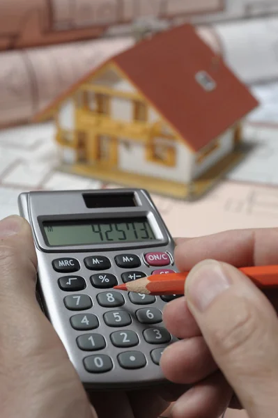 Modelo casa e calculadora — Fotografia de Stock