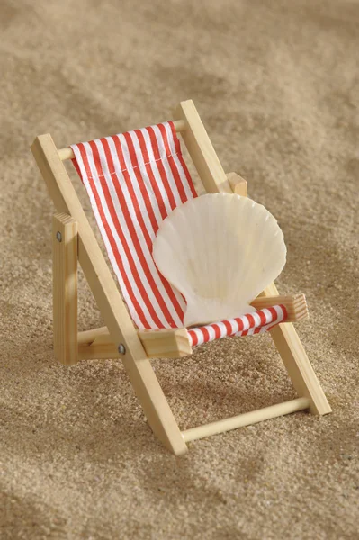 Deckchair na praia ensolarada — Fotografia de Stock