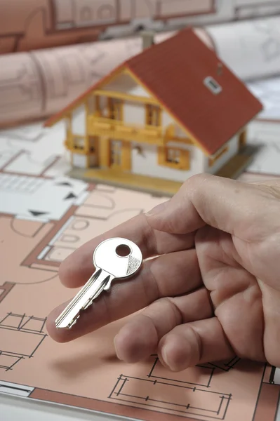 Модельный дом и ключ — стоковое фото