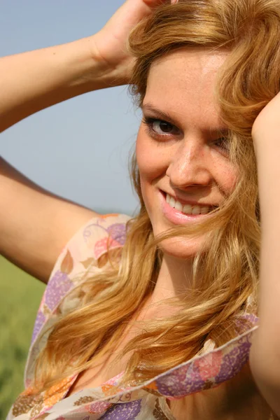 Vacker sexig tjej i ett vete fält — Stockfoto